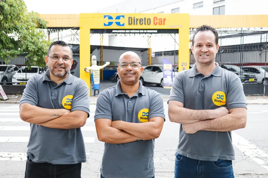 Sócios da DiretoCar em frente à loja